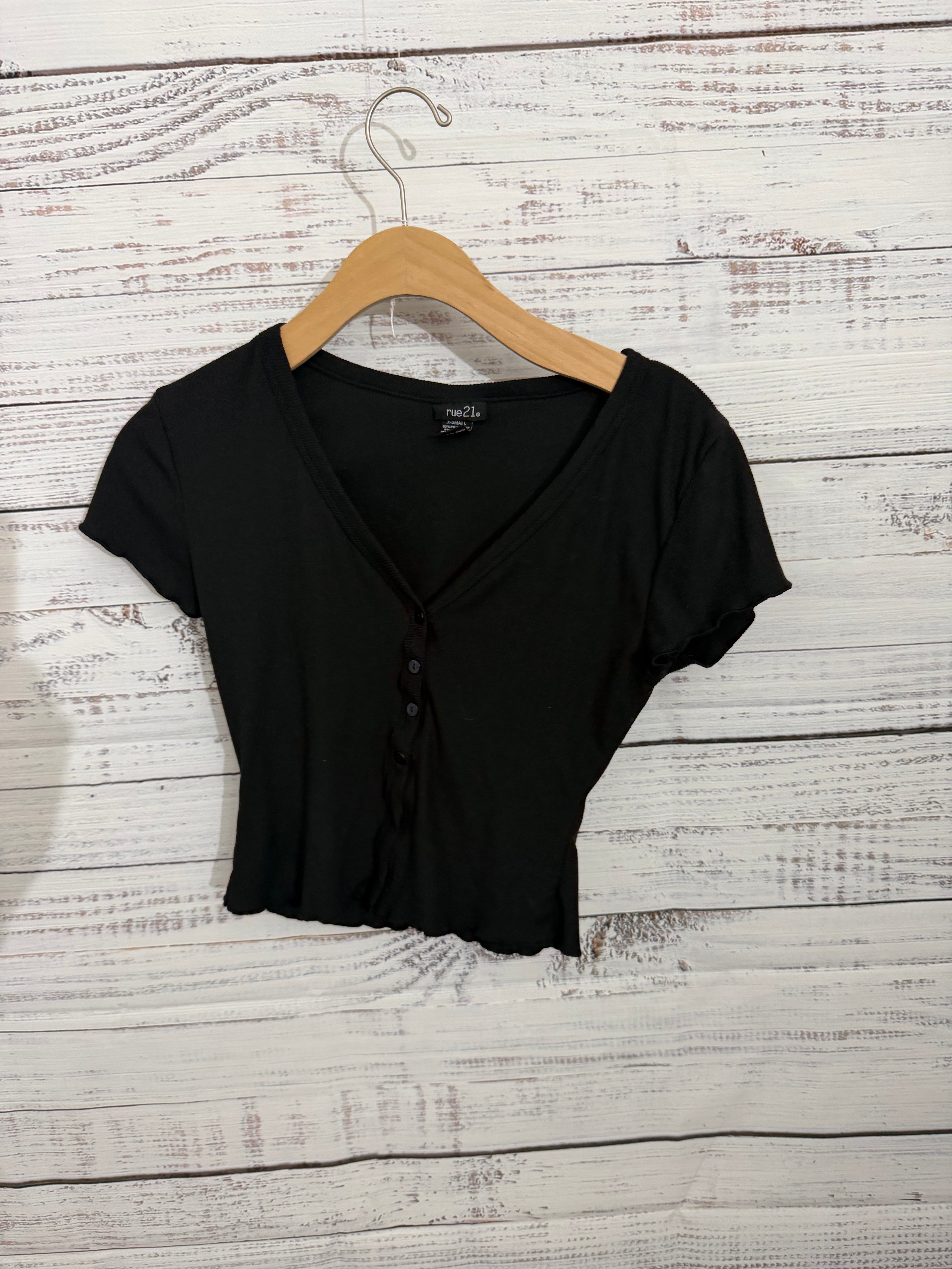 Black crop tee